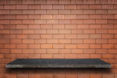 Doğal taş raflar ve taş duvar arka plan boş üst 