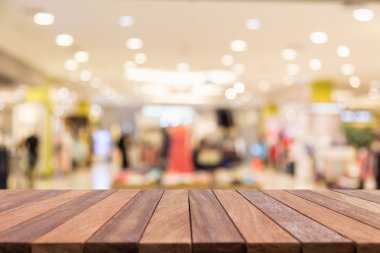 Boş üst ahşap masa ve bokeh arka plan ile bulanıklık 