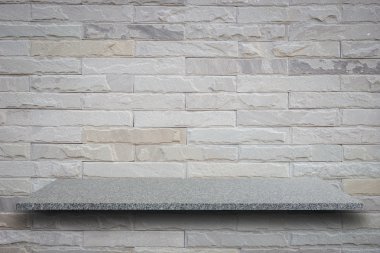 Doğal taş raflar ve taş duvar arka plan boş üst 