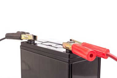 Beyaz arka plan üzerinde izole araba pil atlama başlangıç tutan el