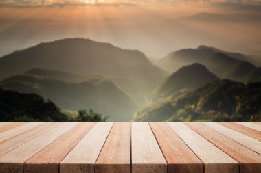 Boş üst ahşap masa veya sayaç ve peyzaj backg görünümünü