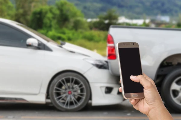 Ruka ženy držící smartphone a take fotografie dopravní nehoda — Stock fotografie