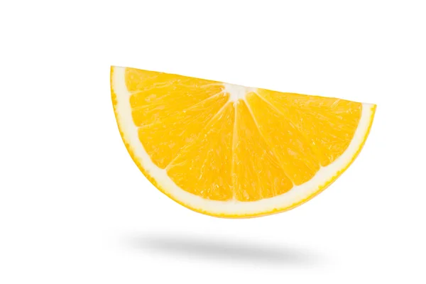 Macro fatia de laranja fresca isolada em branco. Salvo com clippi — Fotografia de Stock