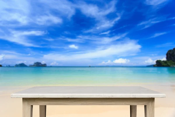 Leere Platte von Natursteintisch und Blick auf tropischen Strand zurück — Stockfoto