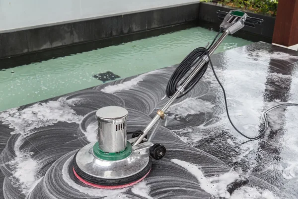 Limpeza exterior do piso de pedra com máquina de polir e química — Fotografia de Stock