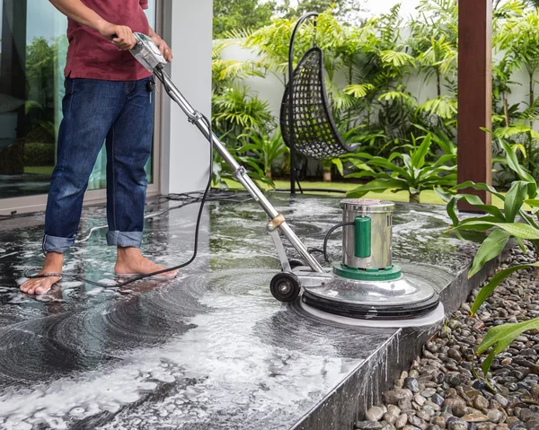 Limpieza exterior de suelos de piedra con pulidora y química — Foto de Stock