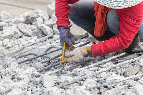 Los trabajadores usan alicates para cortar el alambre en el sitio de construcción —  Fotos de Stock