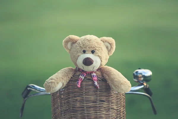 Bello orsacchiotto marrone in rattan cestino su bici vintage in gree — Foto Stock