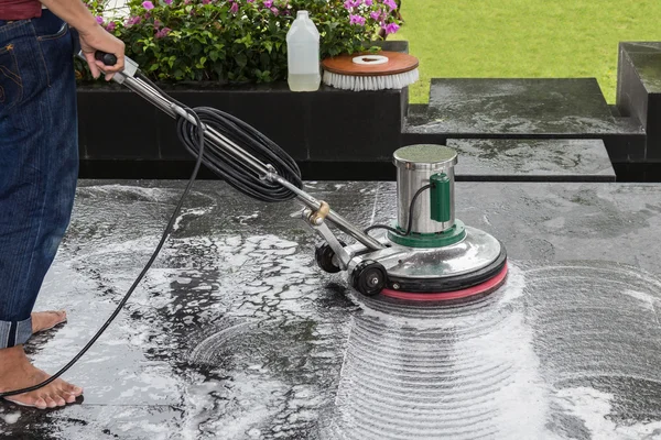 Limpeza exterior do piso de pedra com máquina de polir e química — Fotografia de Stock