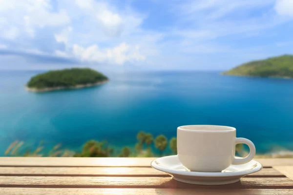 Kaffeetasse auf Holztisch und Blick auf tropisches Meer — Stockfoto