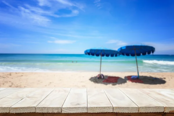 Порожній верх дерев'яного столу або лічильника і вид на тропічний пляж — стокове фото