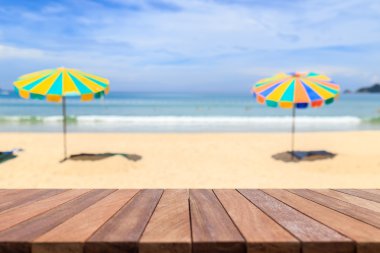 Ahşap masa ve doğa bulanık arka plan boş üst