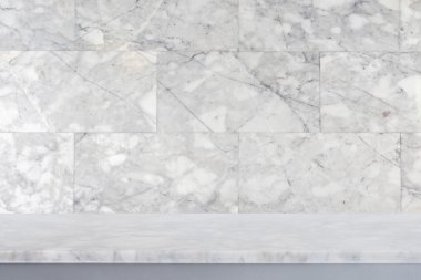 Doğal taş masa ve taş duvar arka plan boş üst  