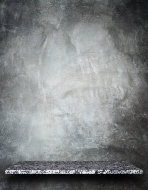 Doğal taş raflar ve taş duvar arka plan boş üst