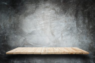 Boş ahşap raflar ve taş duvar arka plan. Ürün DISP için