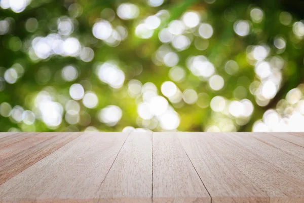 Tomma trä bord och soliga abstrakt suddig bokeh — Stockfoto