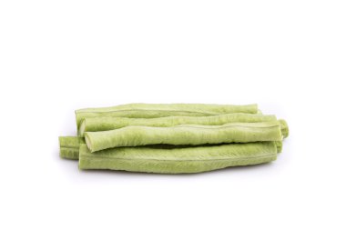 Beyaz izole kesilmiş yeşil mercimek kadar kapatın