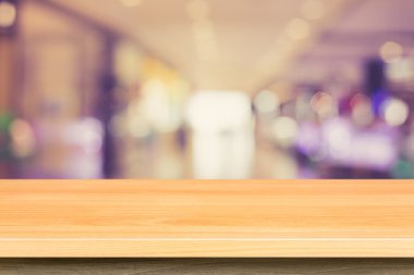 Boş üst ahşap masa ve bokeh arka plan ile bulanıklık 