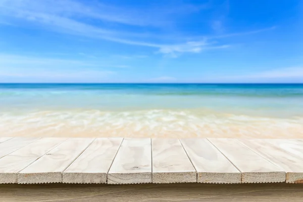 Parte superior vacía de mesa de madera y vista de fondo de playa tropical — Foto de Stock