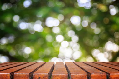 Boş üst ahşap masa ve güneşli soyut bulanık bokeh 