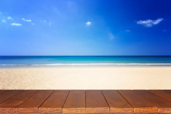 Leere Platte des Holztisches und Blick auf den tropischen Strand — Stockfoto