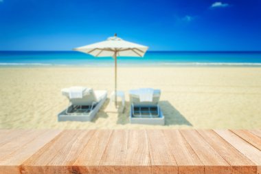 Boş üst tropikal plaj görünümünü ve ahşap masa 