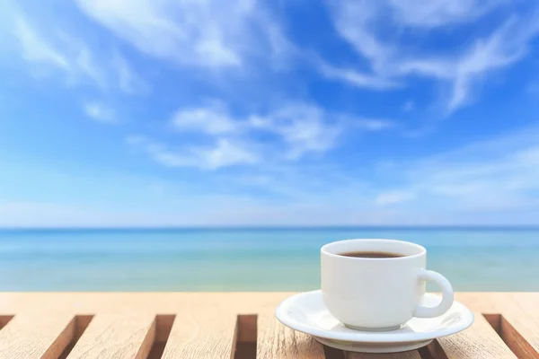 Ahşap masa ve görünümü tropikal Beach kahve fincanı — Stok fotoğraf