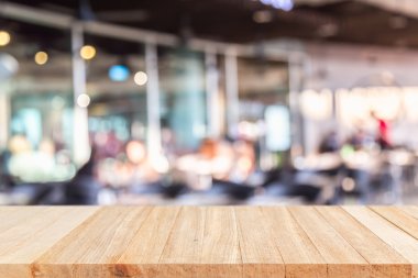 Boş üst ahşap masa ve bokeh arka plan ile bulanıklık 