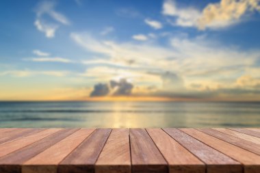 Ahşap masa ve doğa bulanık arka plan boş üst