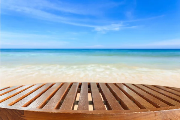 Pusty top, drewniany stół i widok na tropikalnej plaży — Zdjęcie stockowe