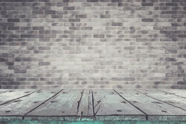 Table en bois vide sur fond de mur en pierre — Photo