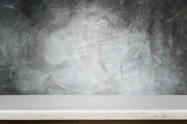 Bagian atas kosong dari tabel batu alami dan latar belakang dinding batu — Stok Foto