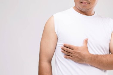 Meme kanseri erkek konsepti: Portre Asyalı adam bakımlı ya da göğüs kanserinden korunuyor. Stüdyo çekimi gri arkaplanda izole edildi