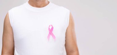 Meme kanseri erkek konsepti: Portre Asyalı adam ve pembe kurdele göğüs kanseri kampanyasının sembolü. Stüdyo çekimi gri arkaplanda izole edildi