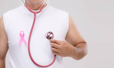 Meme kanseri erkek konsepti: Steteskop tutan Asyalı bir portre ve göğüs kanseri kampanyasının sembolü pembe kurdele. Stüdyo çekimi gri arkaplanda izole edildi