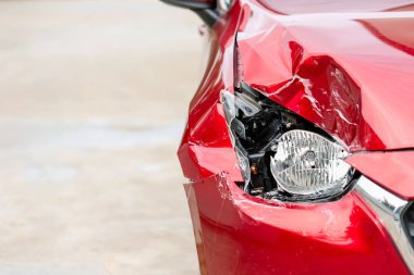 Kırmızı modern arabanın sağ ön tarafı kazara hasar gördü. Sigortacılık ya da araba tamiri konsepti için metin ya da reklam alanı kopyala