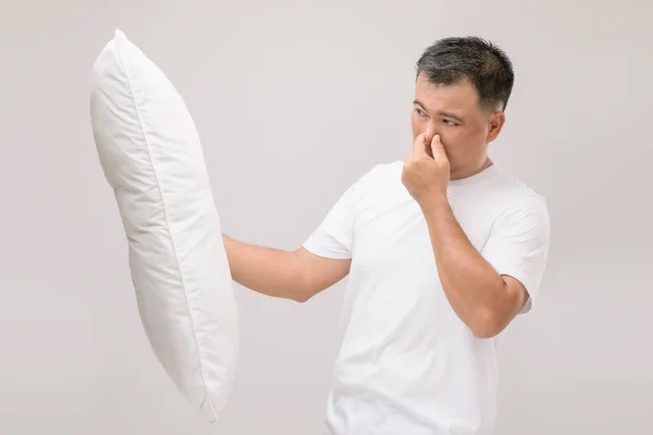 Almohada Huele Mal Retrato Asiático Hombre Sosteniendo Almohada Blanca Recibiendo — Foto de Stock