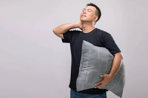 Conceito Dores Pescoço Retrato Homem Asiático Segurando Travesseiro Cinza Sentindo — Fotografia de Stock