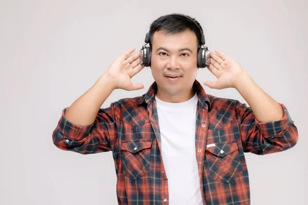 Πορτρέτο Ασίας Άνθρωπος Ακούγοντας Τραγούδι Μουσική Από Μαύρο Ακουστικό Στιγμιότυπο — Φωτογραφία Αρχείου