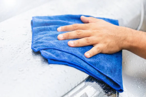 Reinigen Oder Waschen Auto Konzept Hand Hält Blaues Tuch Zur — Stockfoto