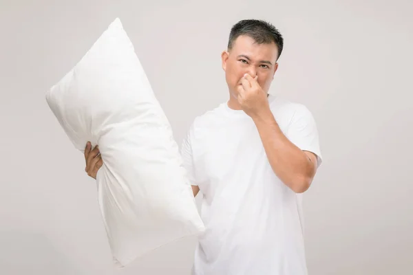 Almohada Huele Mal Retrato Asiático Hombre Sosteniendo Almohada Blanca Recibiendo — Foto de Stock