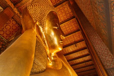 Buda altın heykelini yüzüne uzanmış. WAT pho, bangkok, Tayland