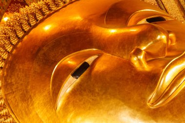 Buda altın heykelini yüzüne uzanmış. WAT pho, bangkok, Tayland