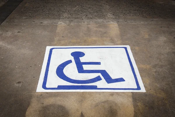 Behinderten-Symbol auf dem Parkplatz — Stockfoto