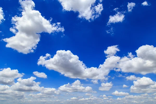 Klarer blauer Himmel und Sonnenlicht weiße Wolken — Stockfoto