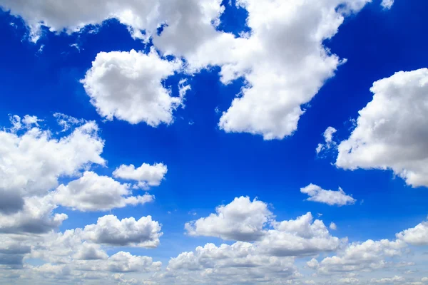 Klarer blauer Himmel und Sonnenlicht weiße Wolken — Stockfoto