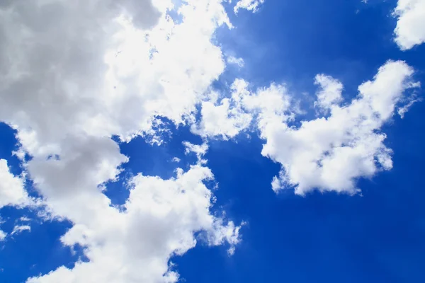 Ciel bleu clair et nuage blanc ensoleillé — Photo