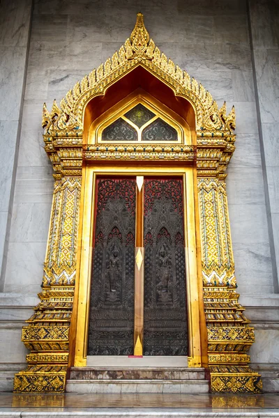 Escultura tradicional da porta tailandesa no templo — Fotografia de Stock