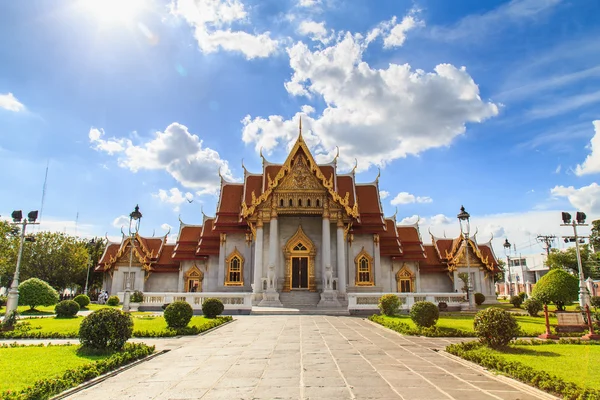 Arquitectura tradicional tailandesa, Wat Benjamaborphit o Mármol Temp — Foto de Stock