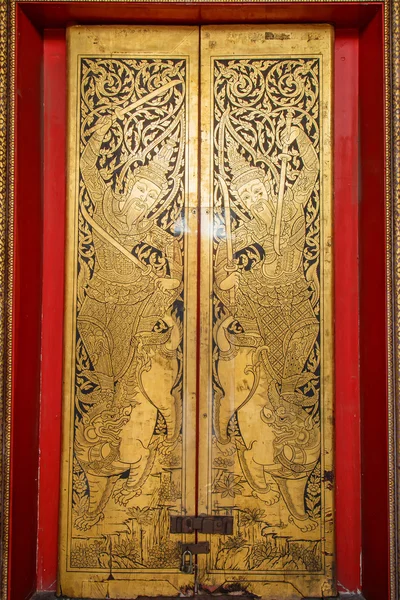 Tradizionale scultura porta tailandese nel tempio — Foto Stock